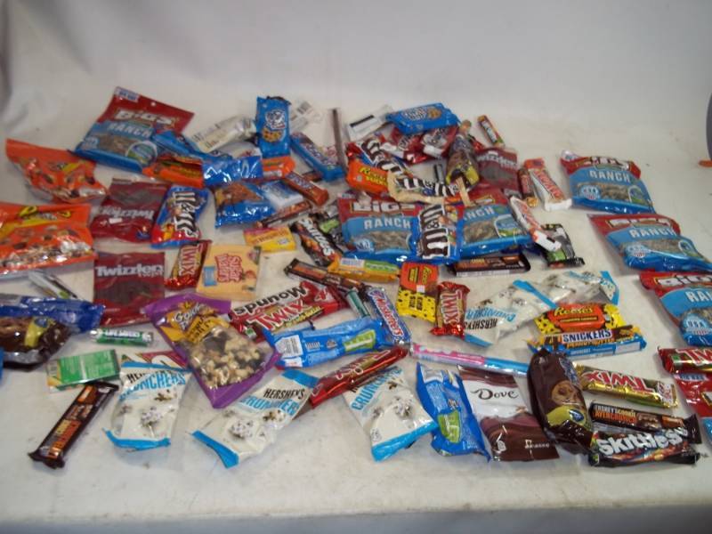 lot 199 image: Candy and Snack Lot Shelf Pulls past Best Buy Date