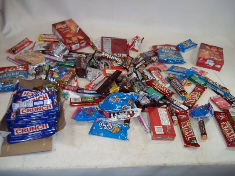 lot 200 image: Candy and Snack Lot Shelf Pulls past Best Buy Date