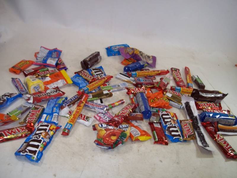 lot 201 image: Candy and Snack Lot Shelf Pulls past Best Buy Date