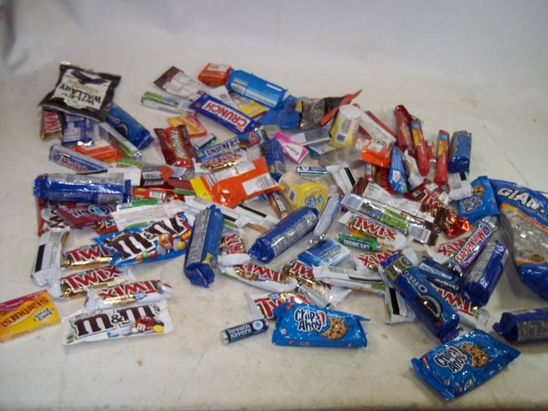 lot 202 image: Candy and Snack Lot Shelf Pulls past Best Buy Date