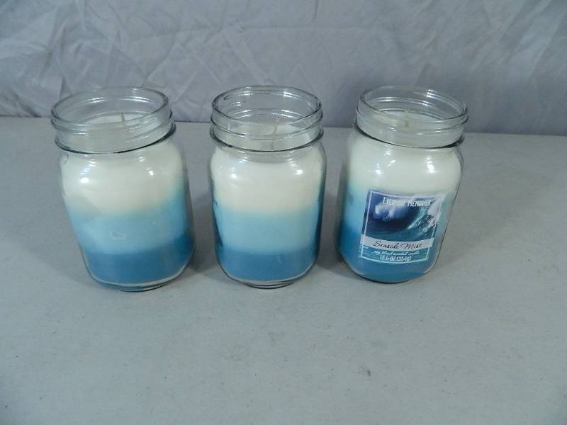 lot 12 image: 3 New Jar Candles