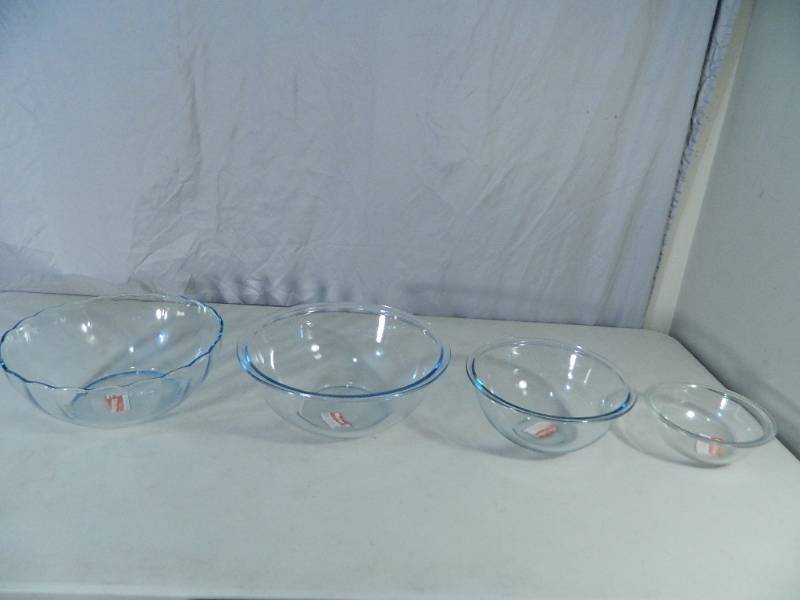 lot 45 image: 4 Marinex Glass Bowls