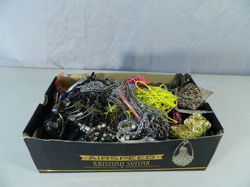 lot 52 image: Large Assortment of Jewelry