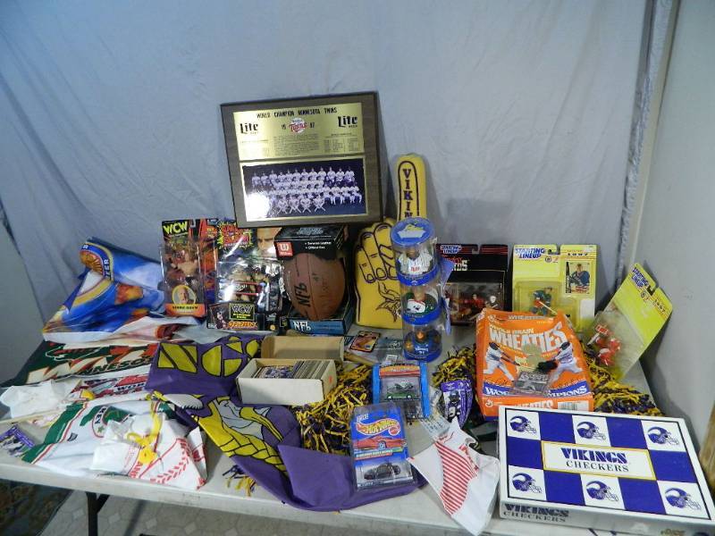 lot 58 image: Large Lot of Sports Collectibles