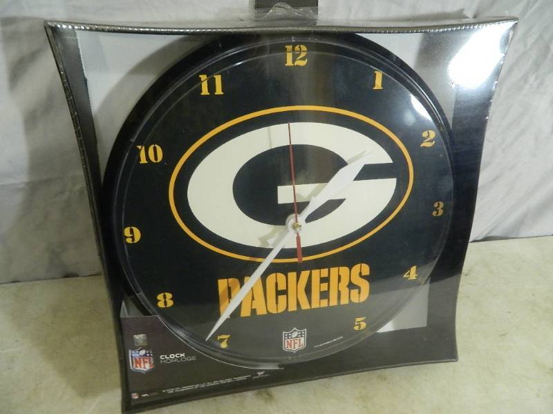 lot 91 image: New Green Bay Packers NFL Clock