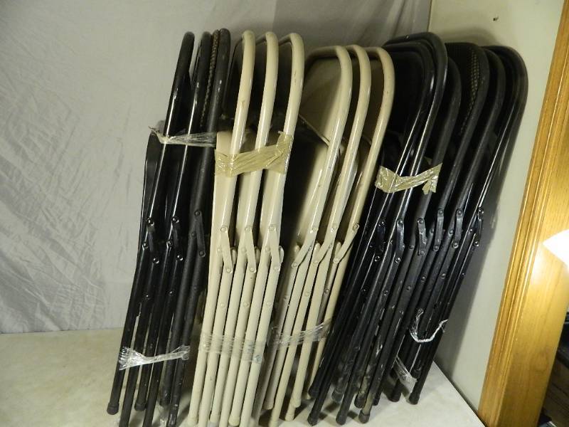 lot 94 image: 15 Assorted Folding Chairs
