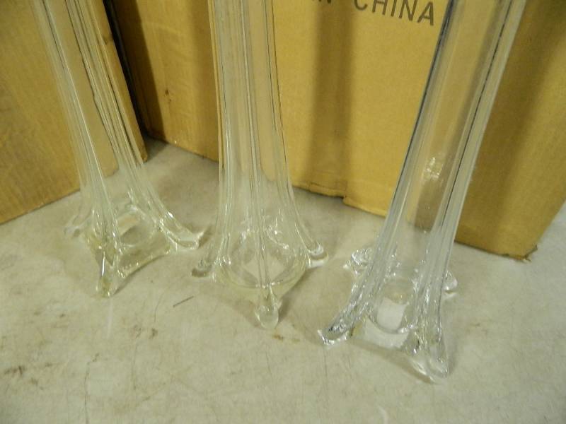 lot 124 image: Qty 18 Tall Glass Vases
