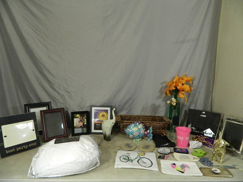 lot 147 image: Cute Decor, Sheets, Victorias Secret