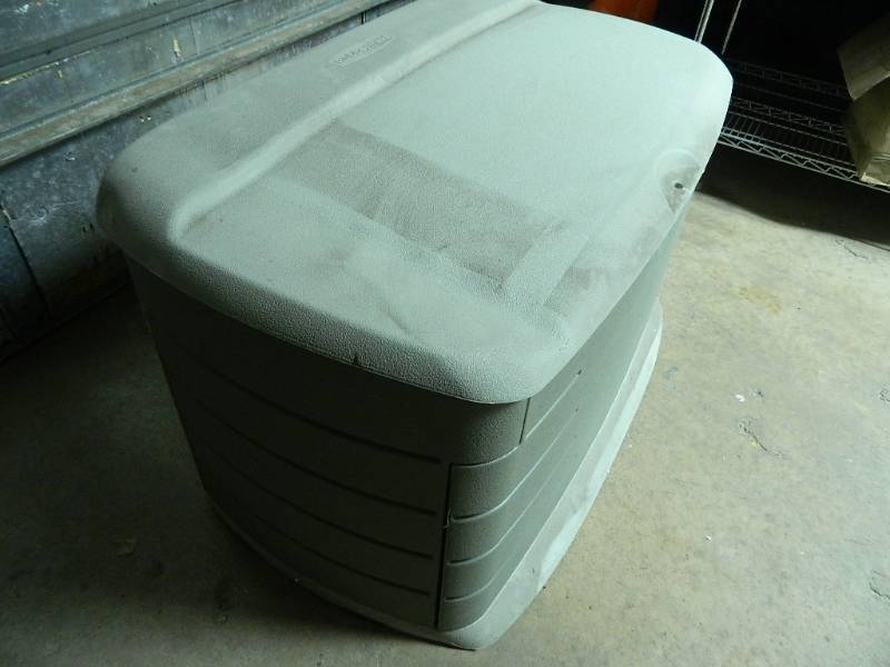 lot 5B image: Rubbermaid Deck Storage Box