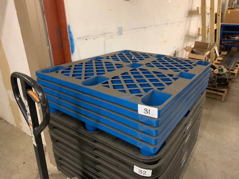5 plastic pallets