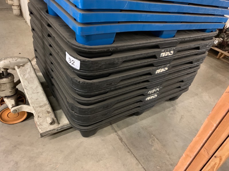 10 plastic pallets
