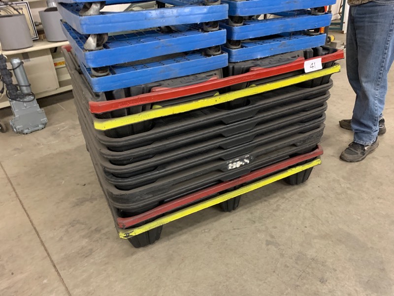 10 plastic pallets