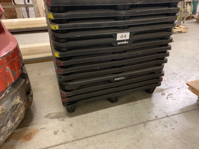 10 plastic pallets