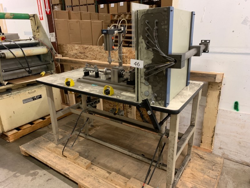 Press station with adjustable workbench