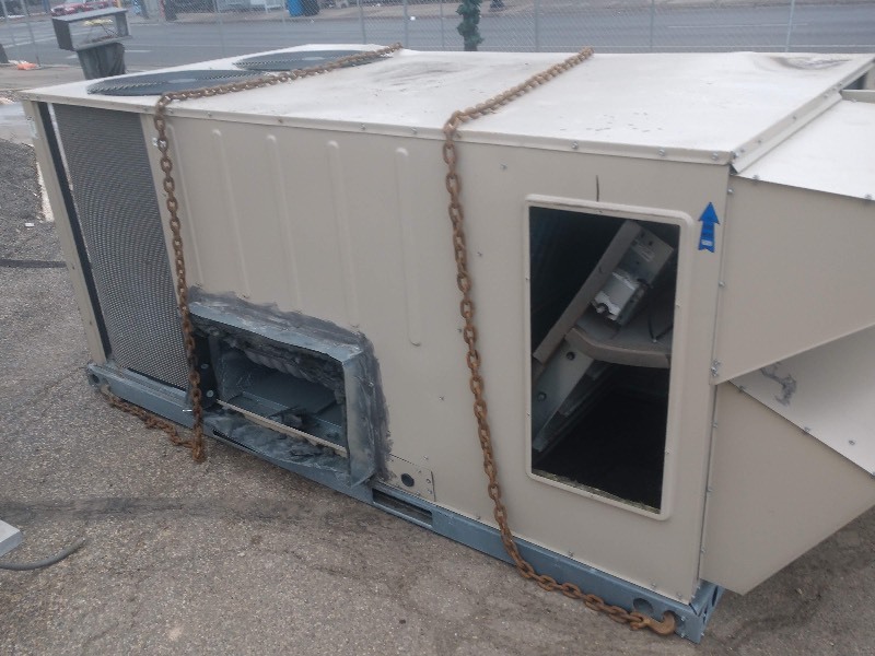 lot 1000 image: Newer Model Lennox Rooftop Furnace MNKGA092H4BH1Y. Machine Available to Help Load