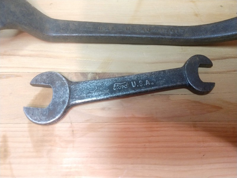 lot 122 image: Vinage Ford Tools