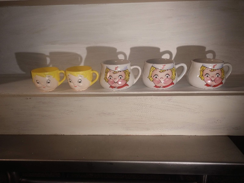 lot 179 image: Two Dolly Dingle Plastic Soup Mugs and Three Campbells Kid Ceramic Soup Mugs