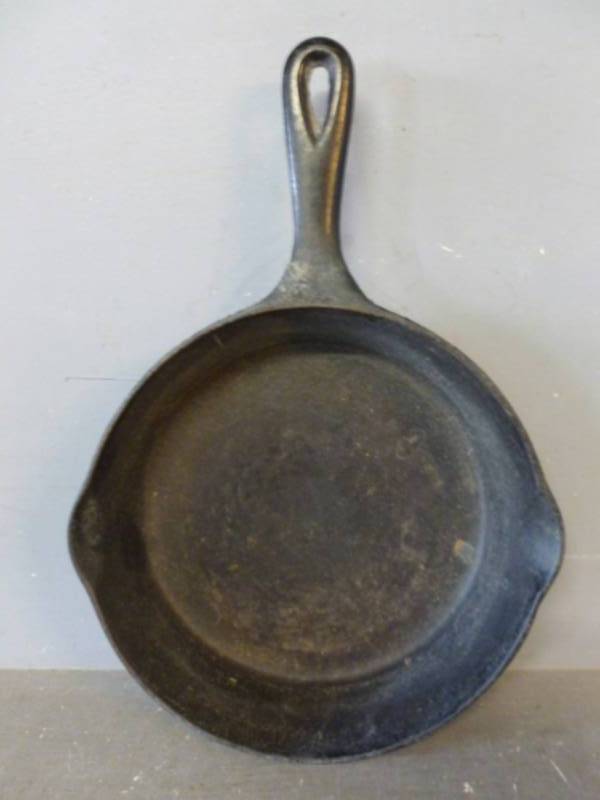 lot 7 image: Antique Cast Iron Pan