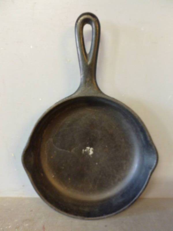 lot 8 image: Vintage Cast Iron Pan