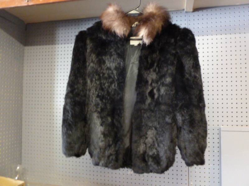 lot 10 image: Vintage Fur Coat