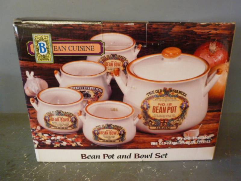 lot 16 image: New Bean Pot Set