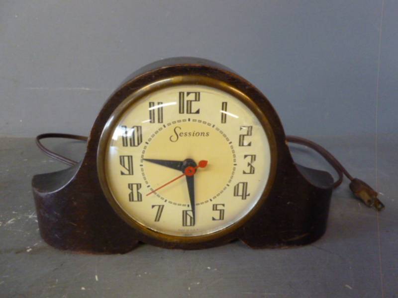 lot 31 image: Vintage Clock