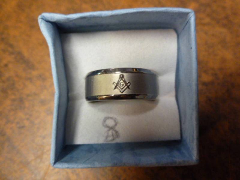 lot 71 image: Mens Ring