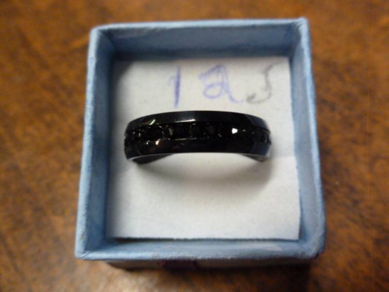 lot 74 image: Mens Ring