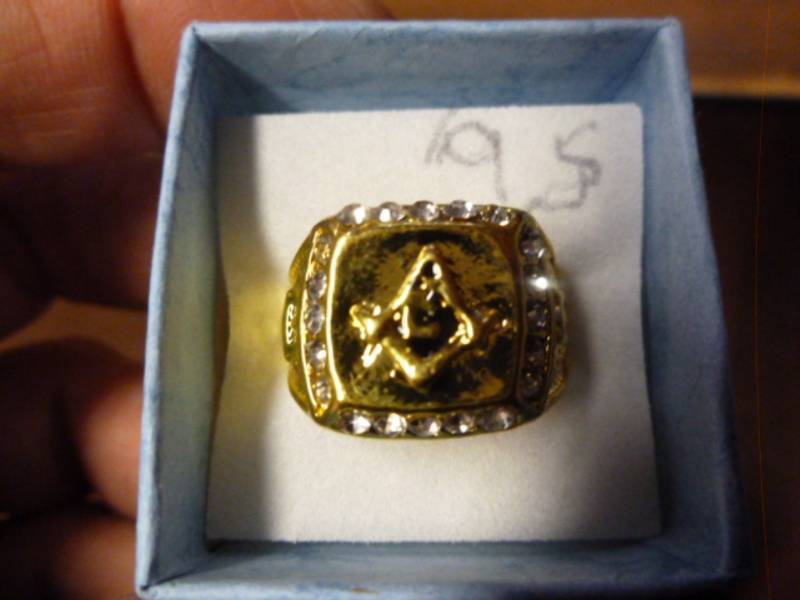 lot 75 image: Mens Ring