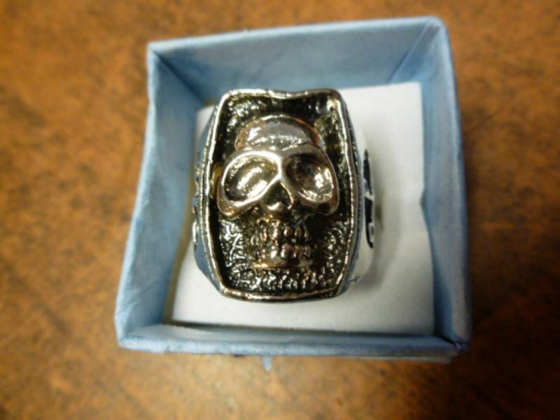 lot 77 image: Mens Ring