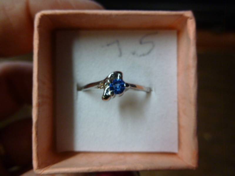 lot 78 image: Ladies Ring