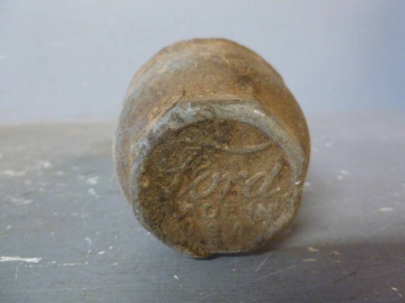 lot 109 image: Antique Hub Cover