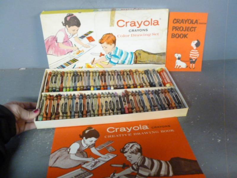 lot 113 image: Vintage Crayon Set