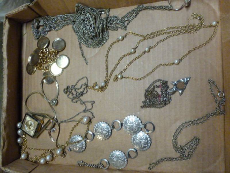 lot 114 image: Jewelry