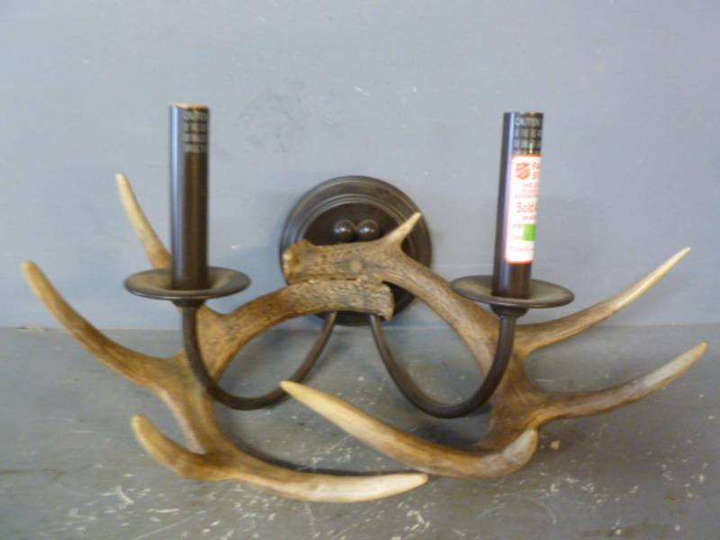 lot 182 image: Antler Light