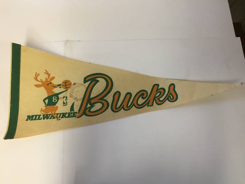 lot 228 image: Basketball Pennant Milwaukee Bucks