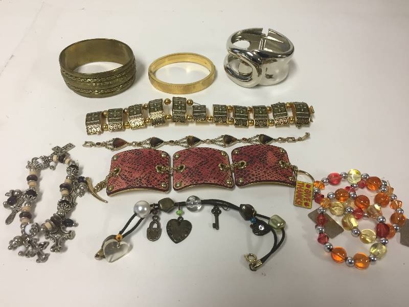 lot 275 image: Bracelets