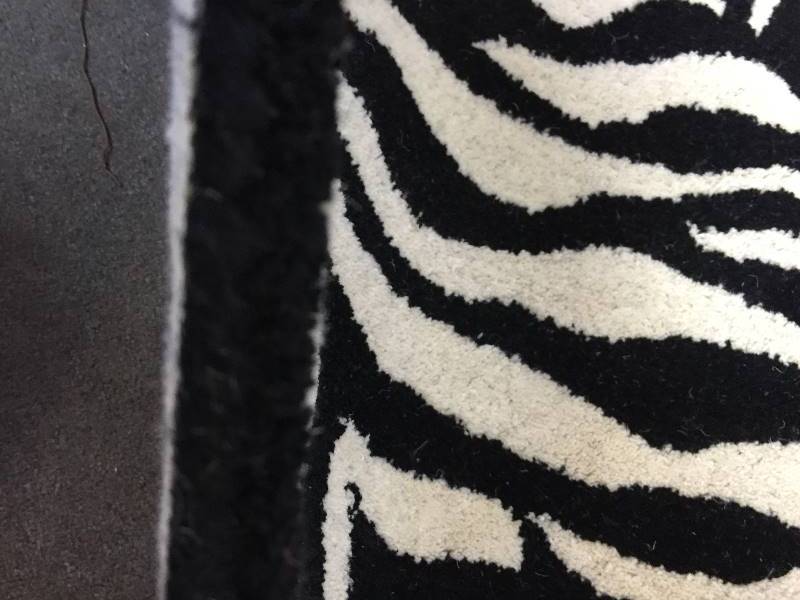 lot 180 image: New 100% Wool Decorator Rug 96 X 76