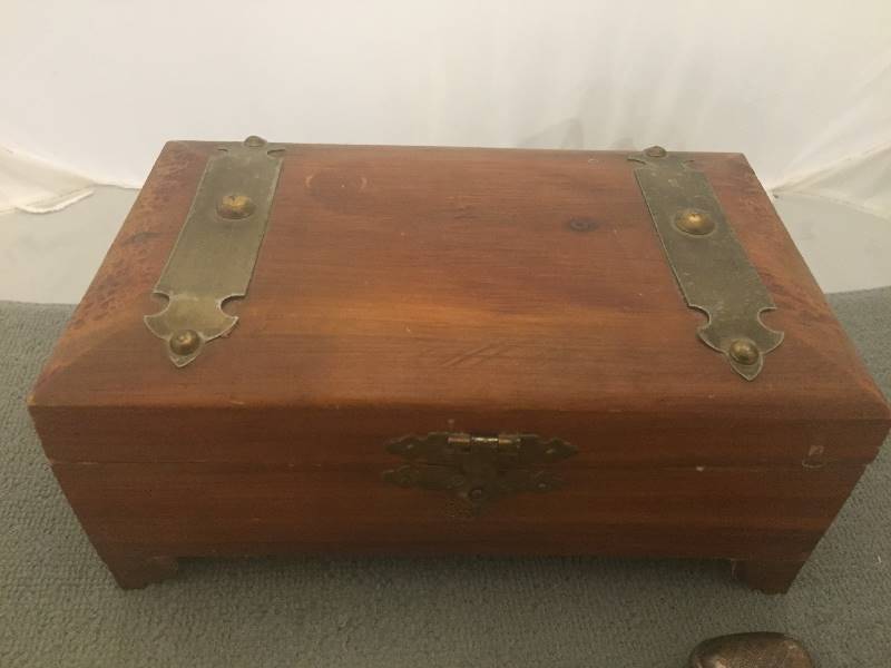 lot 219 image: 4 Lighters & Wooden Box
