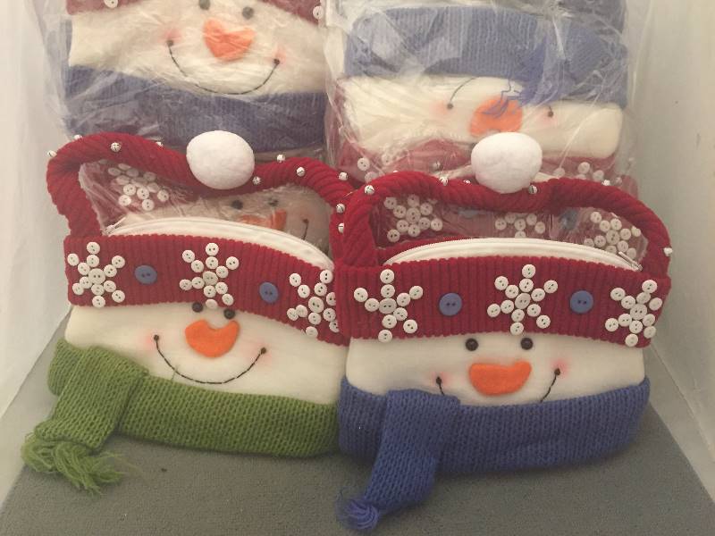 lot 258 image: 24 New Snowman Fleece Zipper Top Purses