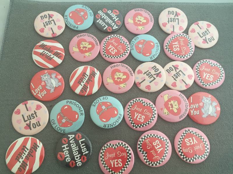 lot 212 image: 28 Valentine Love Pins Pinbacks