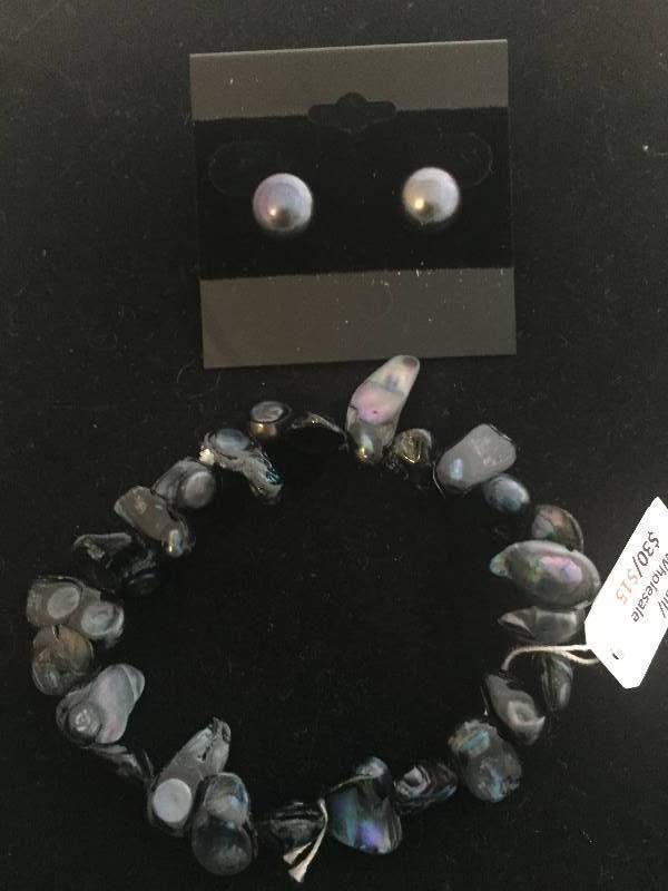 lot 271 image: Black Freshwater 8 - 10 mm Pearl Bracelet & 10 - 11 mm Earrings