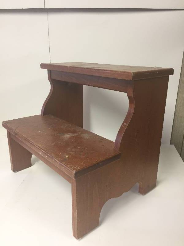 lot 285 image: Wood Step Stool