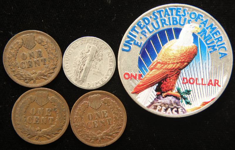 lot 19 image: 1922 COLORIZED PEACE DOLLAR 1945-S DIME 1902 1903 1904 INDIAN CENTS