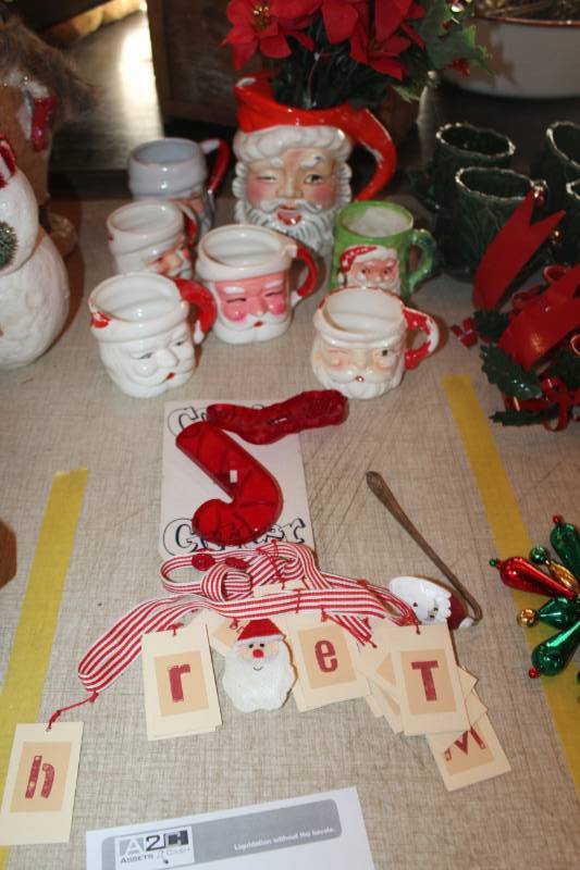 lot 124 image: Christmas Dcor