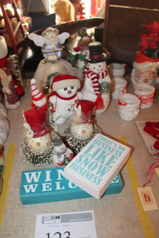 lot 123 image: Christmas Dcor