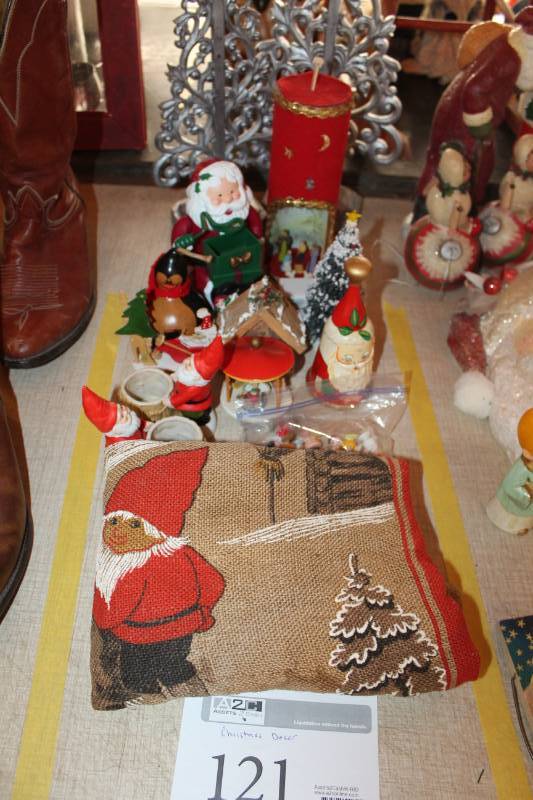 lot 121 image: Christmas Dcor