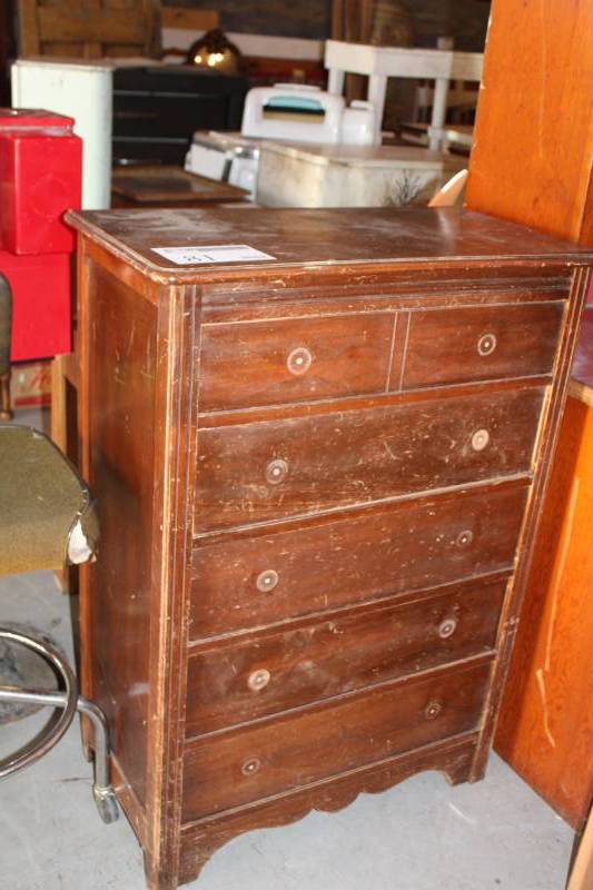 lot 81 image: Wood Dresser with 5-Drawers