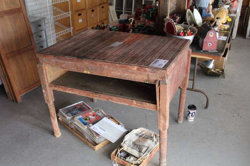 lot 86 image: Antique Egg Incubator