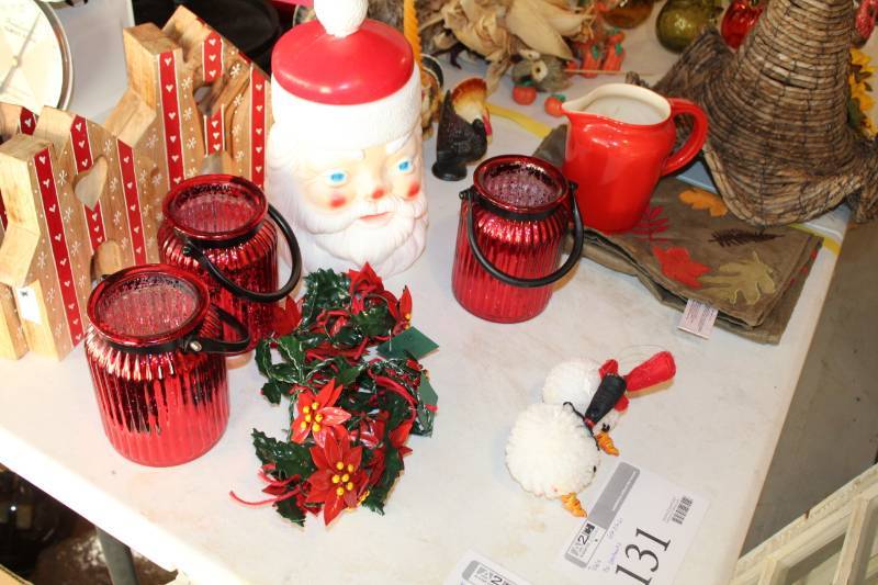lot 130 image: Christmas Dcor